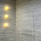 Тапетната врата с каменна облицовка