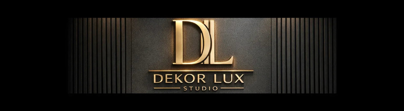 Златно лого DL върху тъмна стена с 3D декоративни панели, надпис Dekor Lux Studio